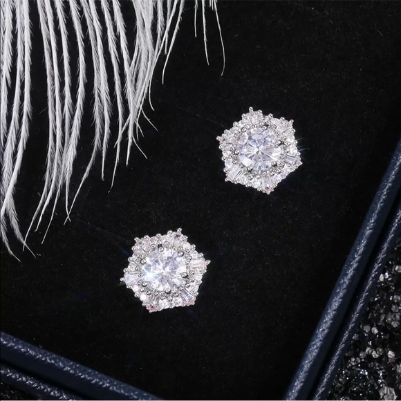 New 925 Silver Stud Earrings Creative Round Cut Cubic Zirconia - Picture 5 of 6